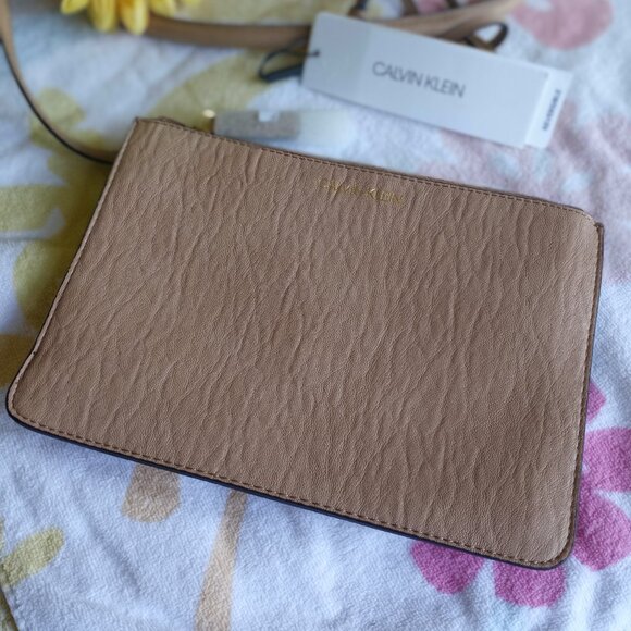 Calvin Klein Gabrianna reversible bucket bag with detachable wristlet - Picture 2 of 16